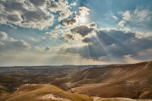 Valo putoaa pilvien läpi Israelin vuorilla
 - Valokuva, kuva