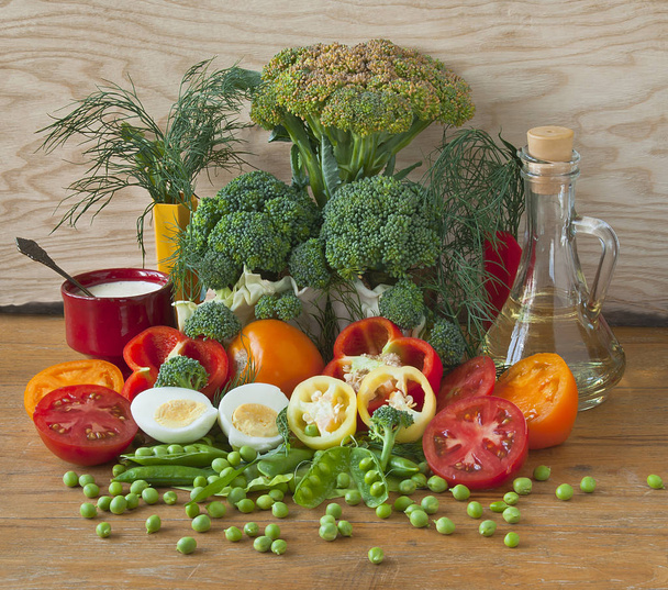 Zöldség csendélet káposzta, paprika, paradicsom, tojás, borsó és  - Fotó, kép