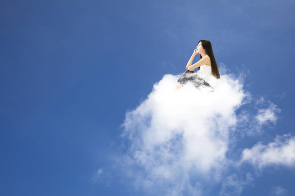 giovane donna seduta sulla nuvola e concetto di pensiero
 - Foto, immagini