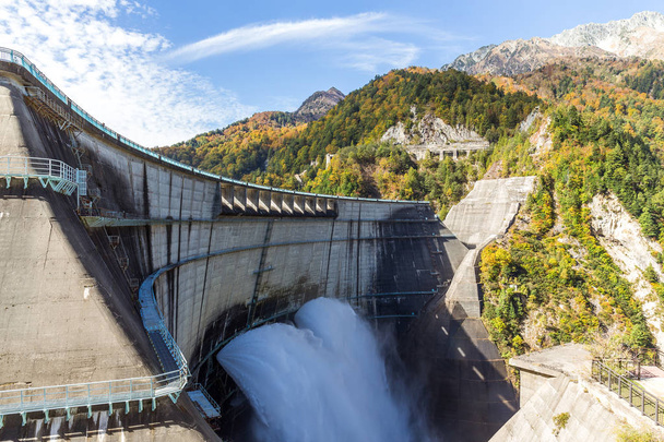 Descarga de agua de la presa de Kurobe
 - Foto, Imagen