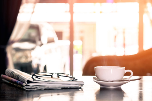 tasse de café cappuccino chaud avec journal et lunettes
  - Photo, image
