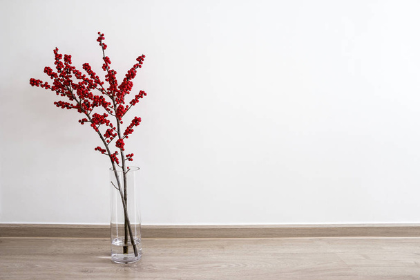 Vánoční dekorace ilex verticillata nebo winterberry holly v skleněná láhev - Fotografie, Obrázek