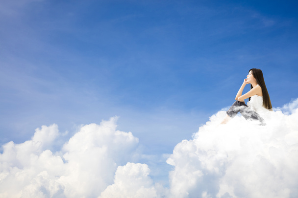 νεαρή γυναίκα που κάθεται στο σύννεφο και η σκέψη έννοια - Φωτογραφία, εικόνα