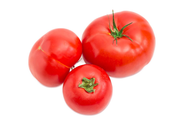 Tres tomates rojos de diferentes tamaños
 - Foto, Imagen
