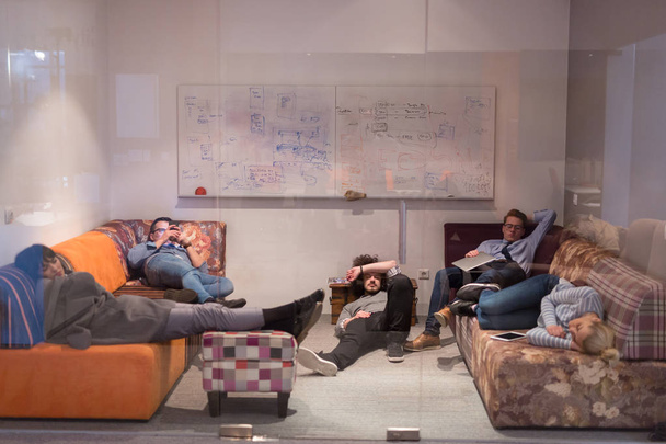 Οι προγραμματιστές λογισμικού στον ύπνο στον καναπέ στο γραφείο δημιουργική εκκίνησης - Φωτογραφία, εικόνα