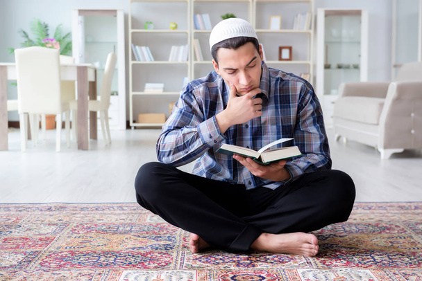 Muslim se modlí doma - Fotografie, Obrázek