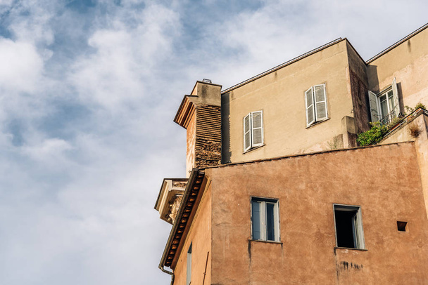 Low angle view of old buildings in historical centre of Rome a s - Foto, Imagen