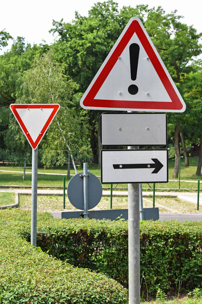 Verim ve tehlike trafik işaretleri - Fotoğraf, Görsel