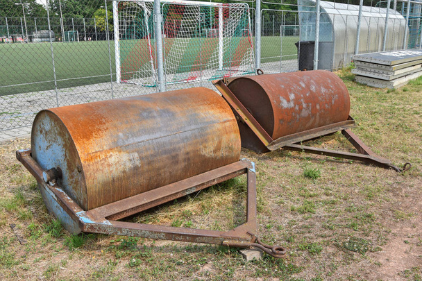Большие металлические ролики для гладкого футбольного поля
 - Фото, изображение