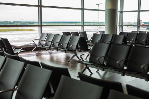Terminal aéroport vide salle d'attente avec chaises. - Photo, image