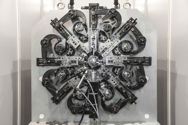 Otomatik Tel Bükme Makinası, yüksek hassasiyetli Cnc işleme merkezi çalışma, otomotiv yapma operatör parçası süreci fabrikasında bahar.. - Fotoğraf, Görsel