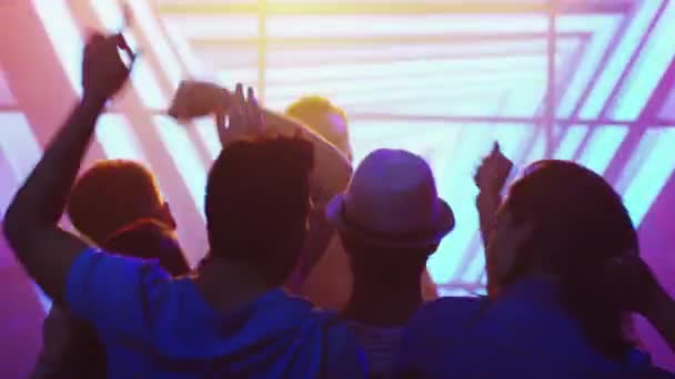 DJ tocando música en discoteca, gente bailando, divirtiéndose y levantando las manos
. - Metraje, vídeo