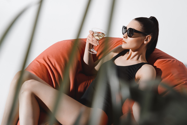 Kobieta pijąca koktajl - Zdjęcie, obraz