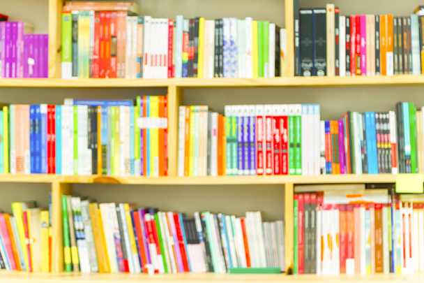 Libros en estantería en la sala de la biblioteca, desenfoque abstracto de bac centrado
 - Foto, Imagen
