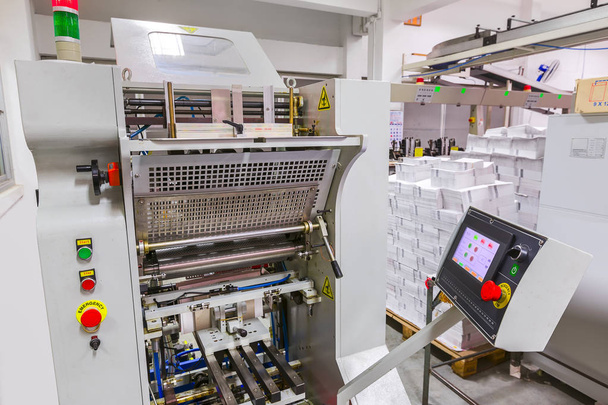 Βιομηχανικός εκτυπωτής μηχάνημα με οθόνη πίνακα ελέγχου του εργοστασίου - Φωτογραφία, εικόνα
