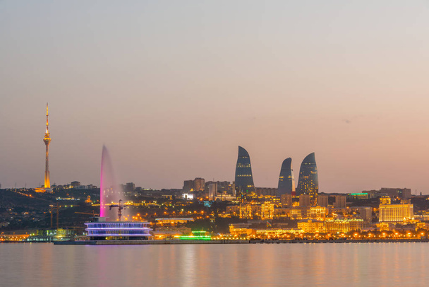 Vista noturna de Baku Azerbaijão durante o pôr do sol
 - Foto, Imagem