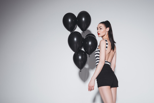 stylische Frau mit schwarzen Luftballons - Foto, Bild