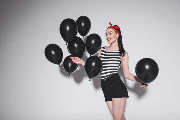 stylische Frau mit schwarzen Luftballons - Foto, Bild