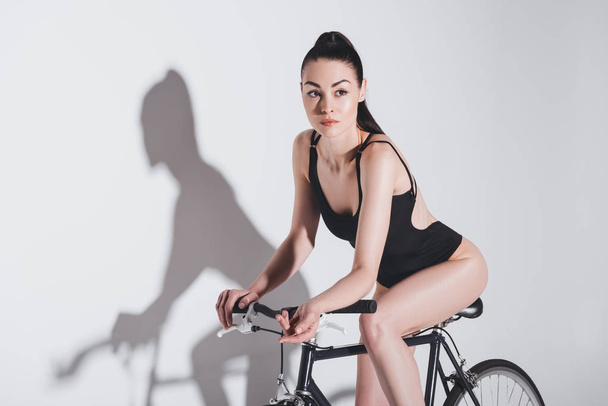 Жінка в костюмі на велосипеді
 - Фото, зображення