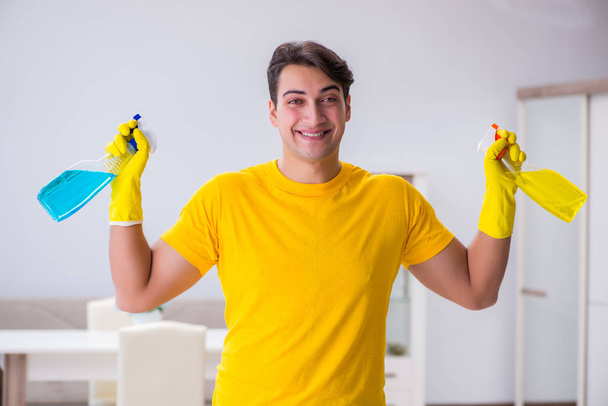 mladý muž dělá domácí práce - Fotografie, Obrázek