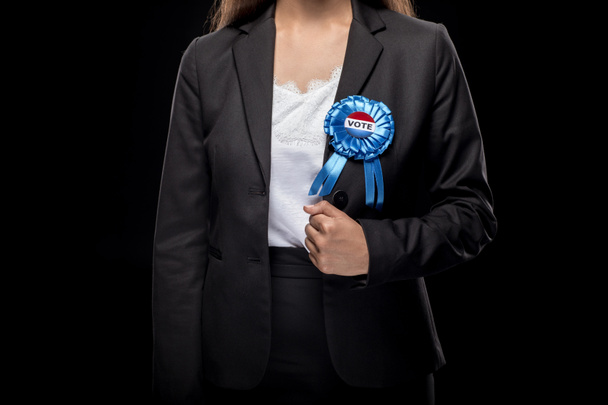 donna d'affari con distintivo di voto
 - Foto, immagini