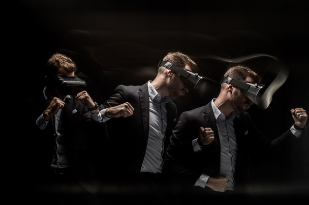 uomo con auricolare realtà virtuale - Foto, immagini