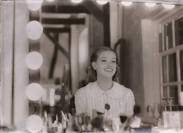 Jeune femme regardant dans le miroir
 - Photo, image