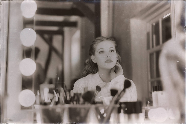 junge Frau blickt in Spiegel - Foto, Bild