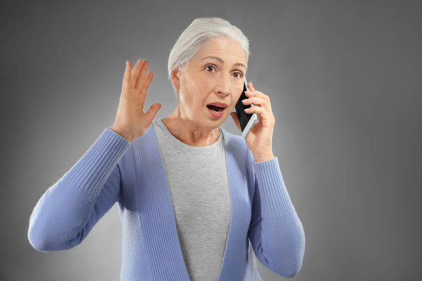 elderly woman talking on mobile phone  - Foto, afbeelding