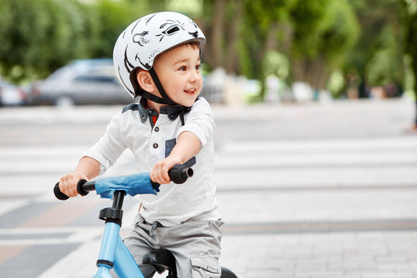 boy in a helmet riding bike - Foto, immagini