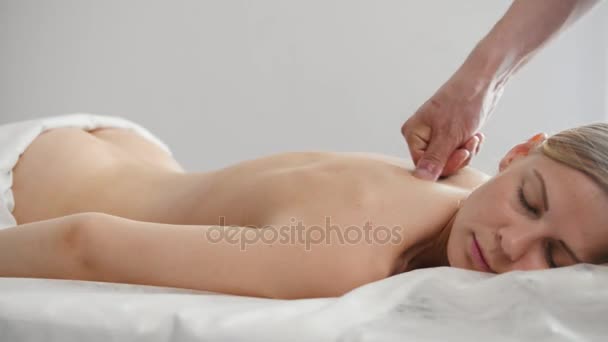 Blond dziewczyna podaje się podczas masażu. Medycyna tybetańska - Materiał filmowy, wideo