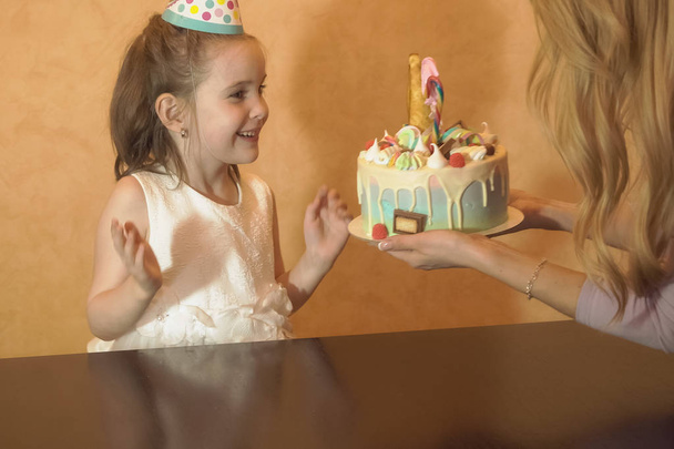 de partij van de verjaardag van de kinderen. de cake van de kindverjaardag voor verjaardag meisje. familiefeest - Foto, afbeelding