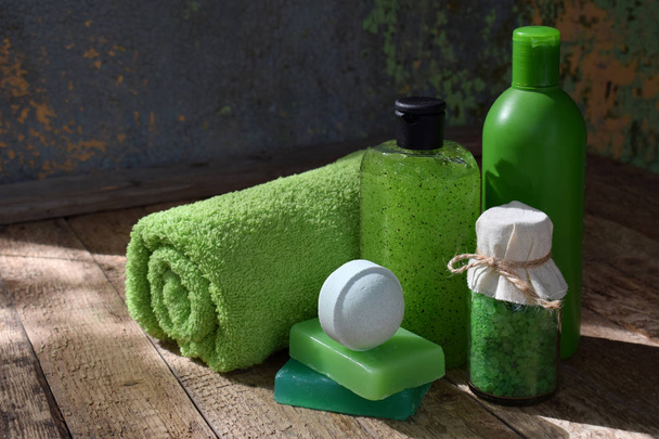 Lime composición menta de productos de belleza amenaza en colores verdes sobre fondo de madera marrón: champú, jabón, sal de baño, toalla, aceite. Varios accesorios de baño. Artículos para el spa
 - Foto, Imagen