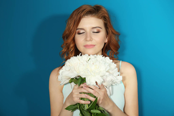 woman holding flowers  - Foto, Imagen