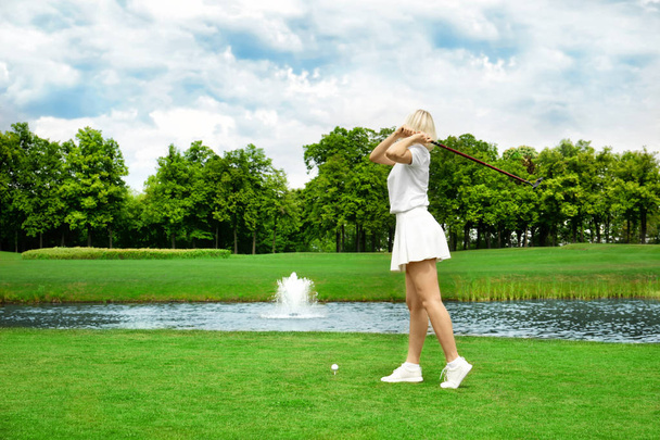 woman playing golf  - Valokuva, kuva