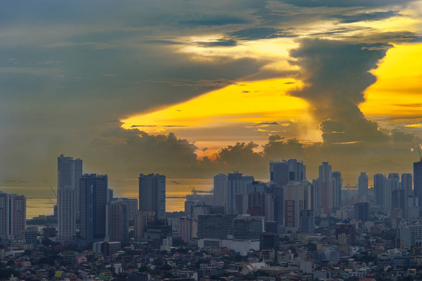 ηλιοβασίλεμα στο μετρό Μανίλα, Φιλιππίνες - Φωτογραφία, εικόνα