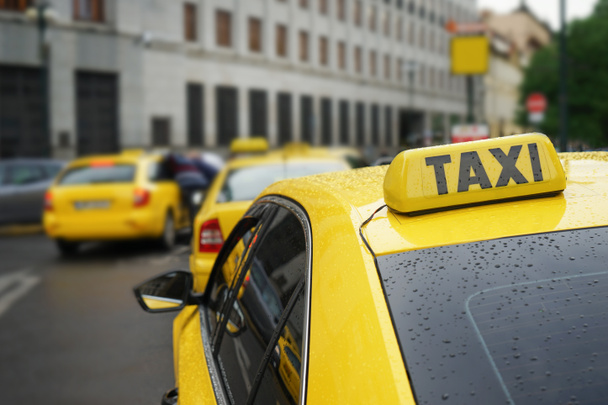 Panneau de taxi sur la voiture
  - Photo, image
