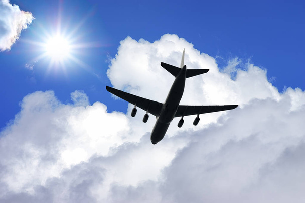 Silhouette d'avion dans un ciel bleu profond. Composition des voyages en avion
 - Photo, image