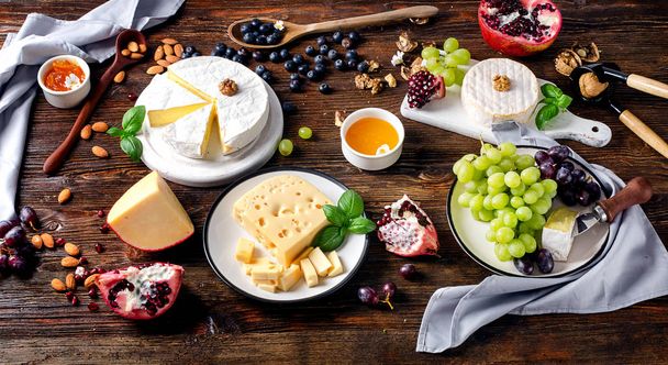 Cheeses with grapes and walnuts  - Foto, Imagem
