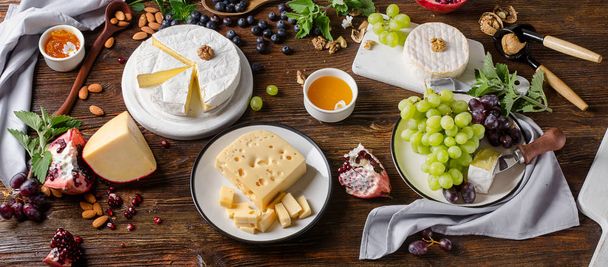 Cheese with grapes and nuts - Foto, afbeelding