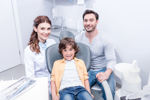 família no consultório do dentista
 - Foto, Imagem