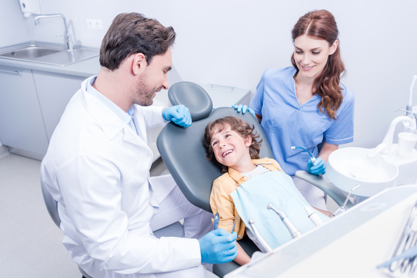 bambino e dentisti
 - Foto, immagini