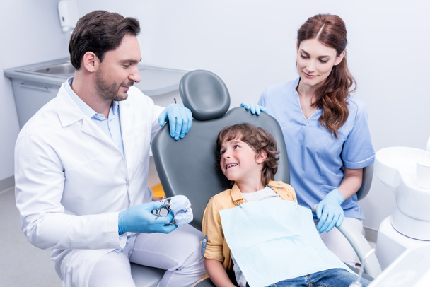 маленький хлопчик і стоматологи
 - Фото, зображення