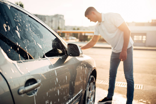 Hombre joven lavando coche
 - Foto, Imagen