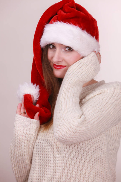 Woman wearing santa claus hat - Foto, Imagem