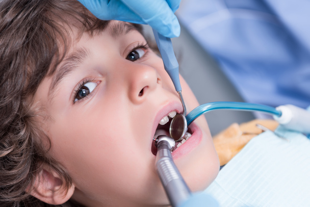 Dentista examinando los dientes pacientes
 - Foto, imagen