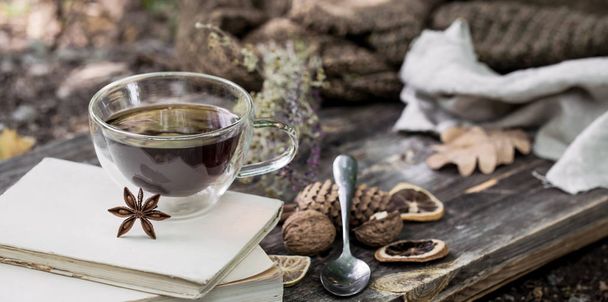 Чашка чая с осенними листьями - Фото, изображение