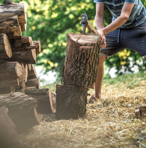 Muž sekající dřevo sekerou - Fotografie, Obrázek