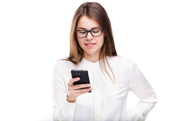 Retrato feliz, mulher sorridente mensagens de texto em seu telefone inteligente, fundo branco isolado. Conceito de comunicação. Internet, vício em telefone
 - Foto, Imagem