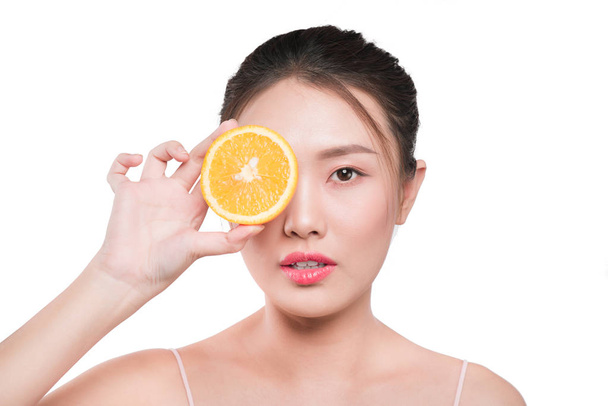 Jeune femme avec une tranche d'orange
 - Photo, image